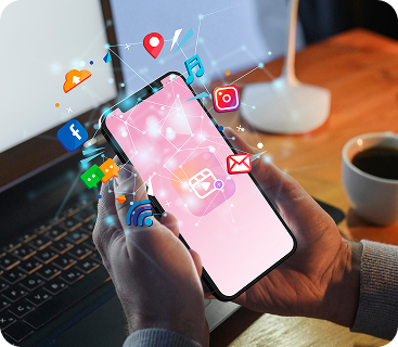 Kézben tartott telefon social media felületekkel